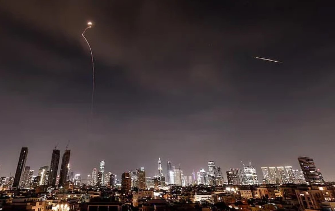 ক্লাস্টার বোমায় লণ্ডভণ্ড ইসরায়েলের শহর: বাঙ্কারে আশ্রয় নিল লাখো মানুষ