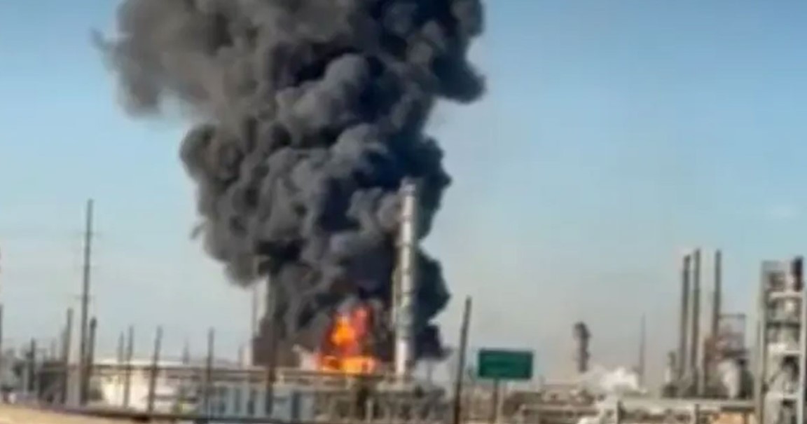 যুক্তরাষ্ট্রের টেক্সাসে তেল শোধনাগারে ভয়াবহ বিস্ফোরণ: আকাশজুড়ে কালো ধোঁয়া