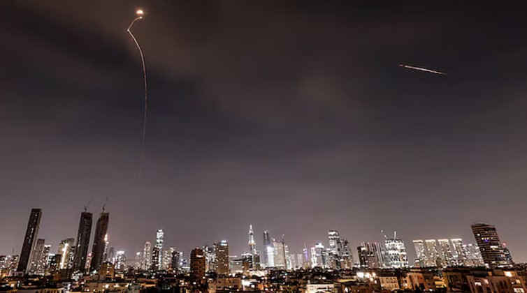 ১০ ঘণ্টায় ইরানের ৭ দফা হামলা: তেল আবিব ও ডিমোনায় মুহুর্মুহু ক্ষেপণাস্ত্র