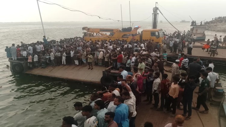 নিয়ন্ত্রণ হারিয়ে গভীর পদ্মায় ‘সৌহার্দ্য পরিবহন’: ঈদের ছুটি শেষে ফেরার পথে ট্র্যাজেডি