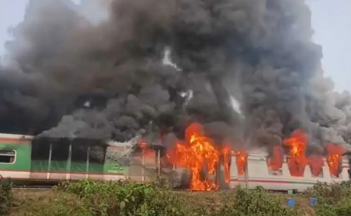 সীতাকুণ্ডে চট্টলা এক্সপ্রেস ট্রেনে ভয়াবহ আগুন