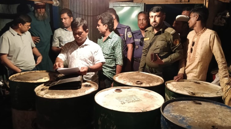 কেন্দুয়ায় রামপুর বাজারে বড় অভিযান: গোপন গুদাম থেকে বিপুল পেট্রোল জব্দ!
