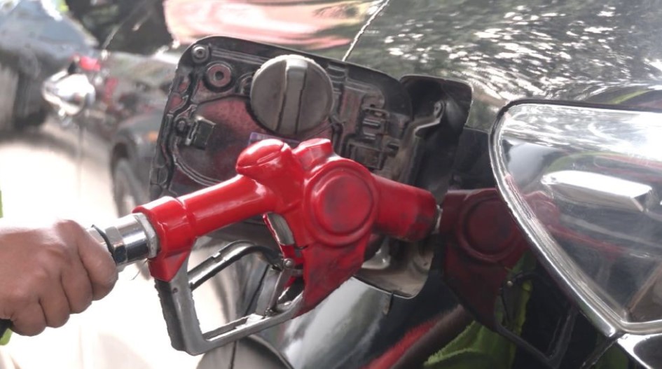 সরকার নির্ধারিত দামের চেয়ে তিন গুণ বেশি: তেলের বাজার নিয়ন্ত্রণে হিমশিম প্রশাসন