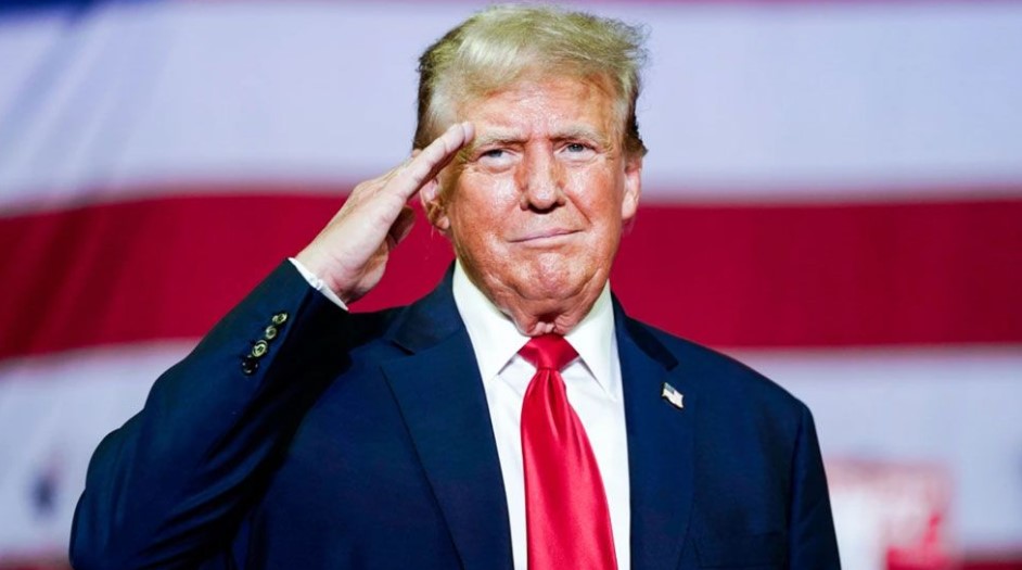 যুদ্ধের মাঝে বড় ধামাকা: রহস্যময় উপহারে সুর নরম করলেন ডোনাল্ড ট্রাম্প