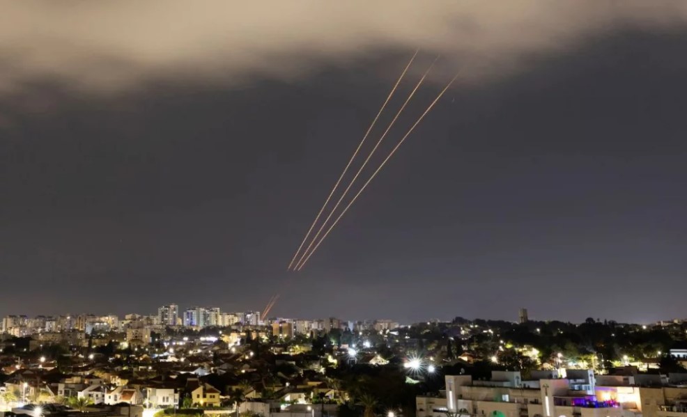 ইরান ও হিজবুল্লাহর যৌথ হামলায় কাঁপছে ইসরায়েল, ১০০ শহরে বাজছে সতর্কসংকেত