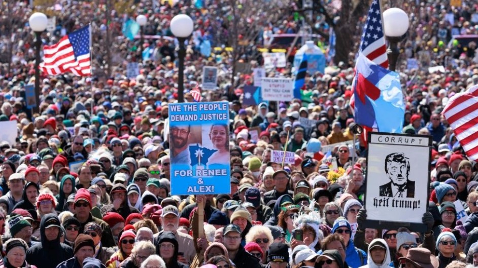 আমেরিকার রাজপথে লাখো মানুষের গর্জন: কাঁপছে হোয়াইট হাউস