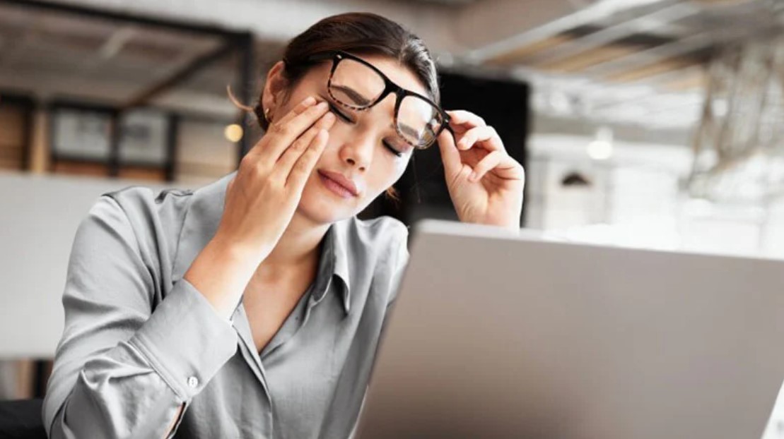 স্ক্রিনের নেশায় চোখের বারোটা? ঘরোয়া উপায়ে ফেরান চোখের জ্যোতি