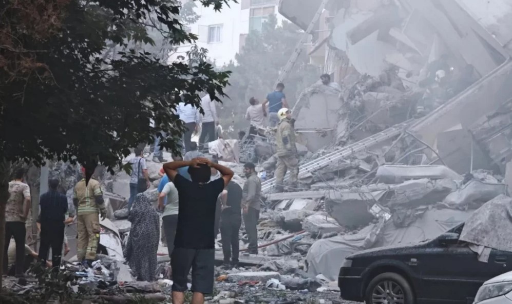 মধ্যপ্রাচ্য সংকটে বৈশ্বিক বিপর্যয়: তেলের দাম বাড়ার পূর্বাভাসে কাঁপছে বিশ্ব