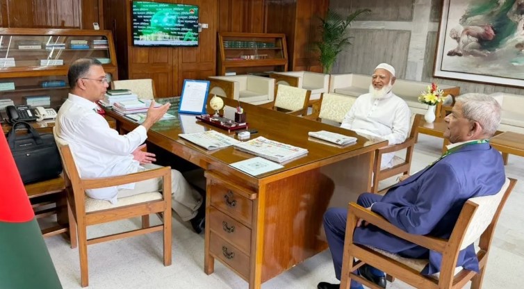 রাজনীতিতে সৌজন্যের নতুন নজির: বিরোধীদলীয় নেতাকে এগিয়ে দিলেন প্রধানমন্ত্রী