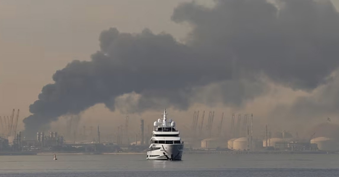 দুবাই বন্দরে রণক্ষেত্র! কুয়েতের তেলবাহী জাহাজে নজিরবিহীন আক্রমণ