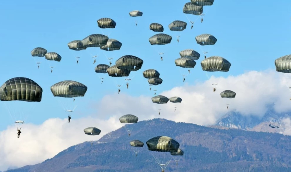 তেলের খনি দখলে নিতে মরিয়া ট্রাম্প! ফোর্ট ব্র্যাগ থেকে উড়াল দিল হাজারো মার্কিন সেনা