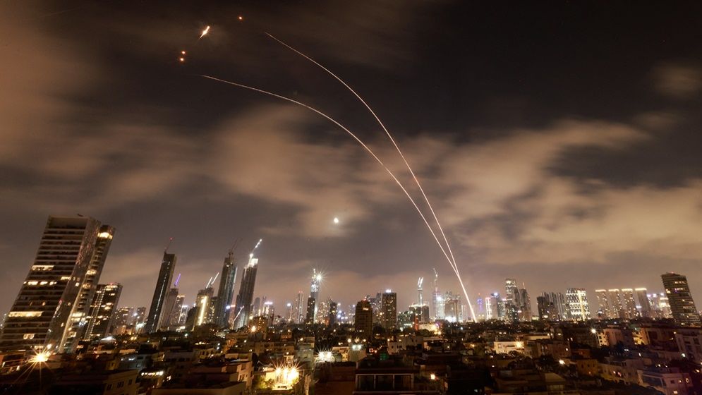 ইরানের ক্ষেপণাস্ত্র হামলায় কাঁপছে ইসরায়েল