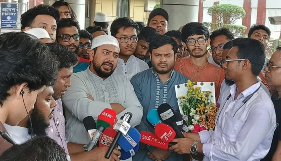 ড. ইউনূসসহ সব উপদেষ্টাকে রাজপথে নামার ডাক দিলেন নাহিদ ইসলাম