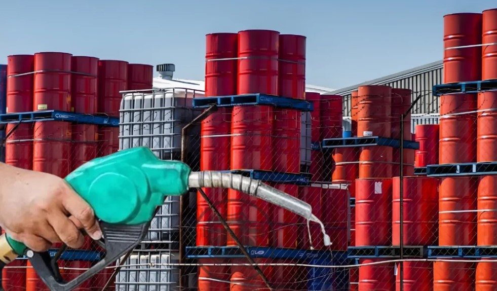 সরাসরি তেল কেনার ঘোষণা! জ্বালানি নিয়ে সরকারের বিশাল চাল