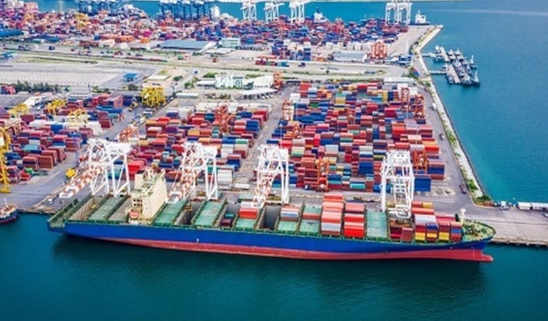 জ্বালানি সংকটে বড় স্বস্তি! চট্টগ্রাম বন্দরে এলএনজি ও তেলবাহী ৪ জাহাজ