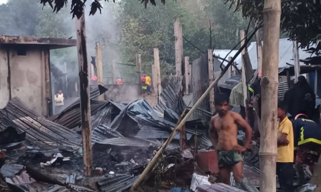 লালমাইতে গভীর রাতে ভয়াবহ অগ্নিকাণ্ড: পুড়ে ছাই ৩ বসতঘর