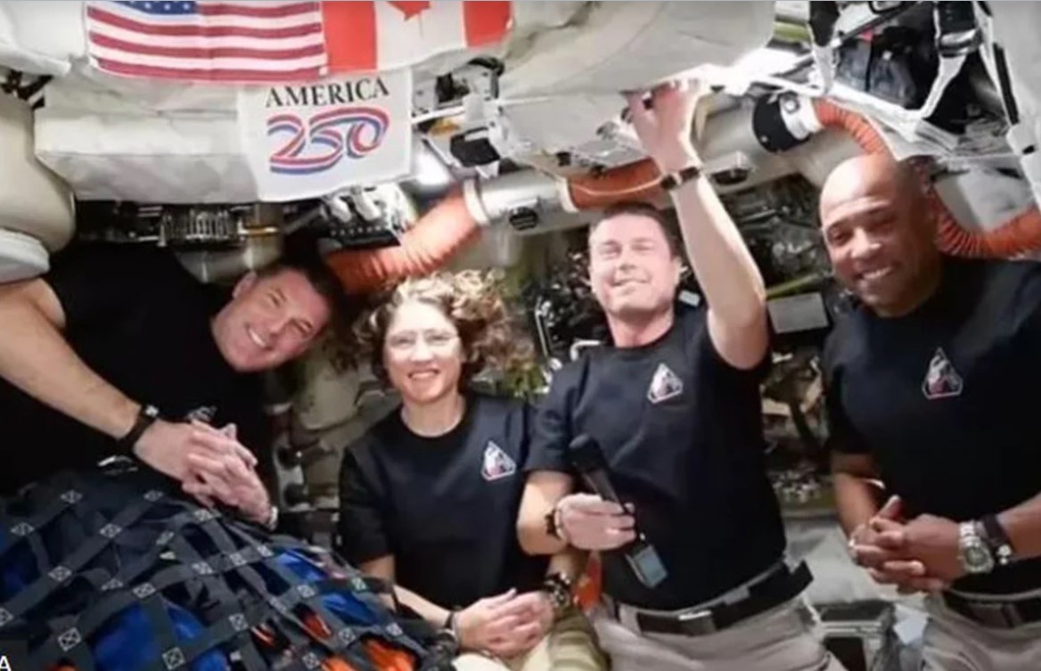 চাঁদের ওপারে নতুন বিশ্ব রেকর্ড: ৪ লাখ কিলোমিটার ছাড়িয়ে ফিরছে আর্টেমিস-২