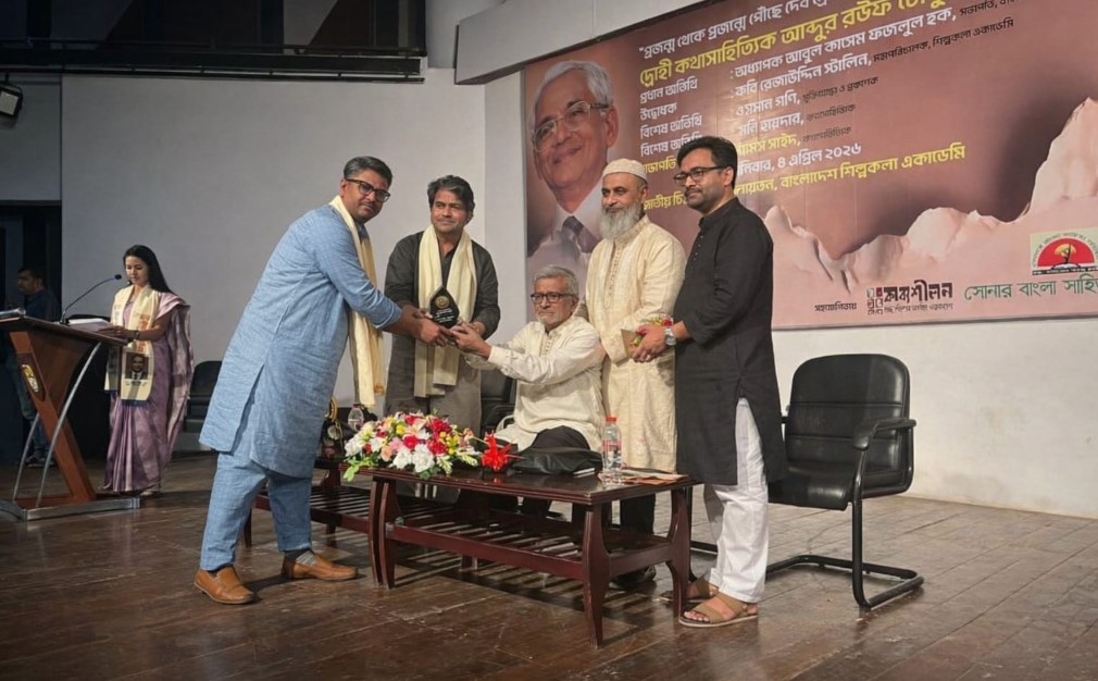 গীতি কবিতায় বিশেষ অবদান রাখায় সম্মাননা পেলেন সিরাজিয়া পারভেজ টুটুল