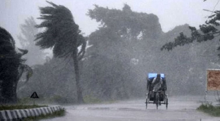 হঠাৎ বদলে গেল আবহাওয়া: ৩ জেলায় দুপুরের মধ্যে ঝড়ের দাপট