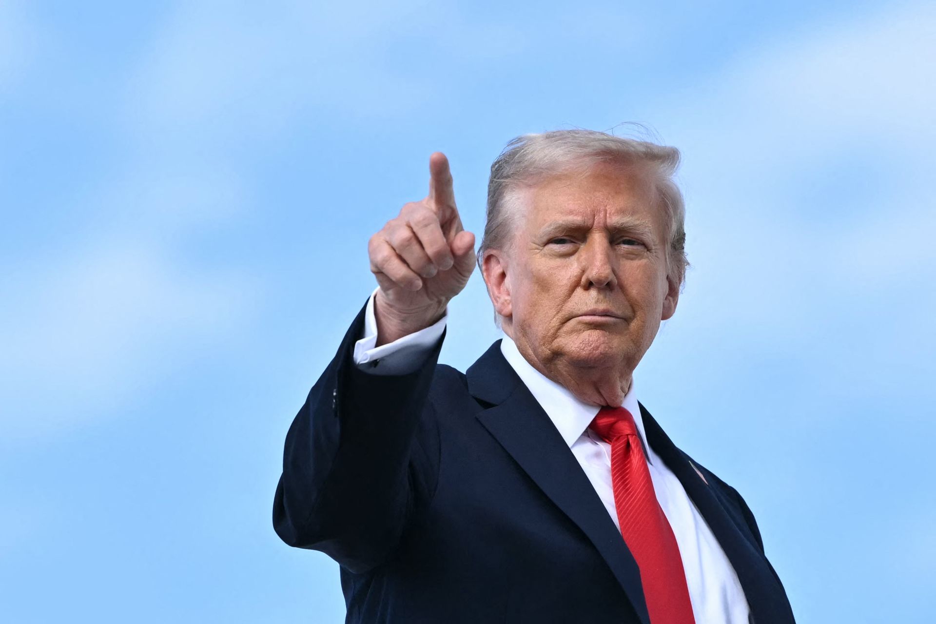 ইরানকে অস্ত্র দিলে ৫০% শুল্ক, ট্রাম্পের হুঁশিয়ারি