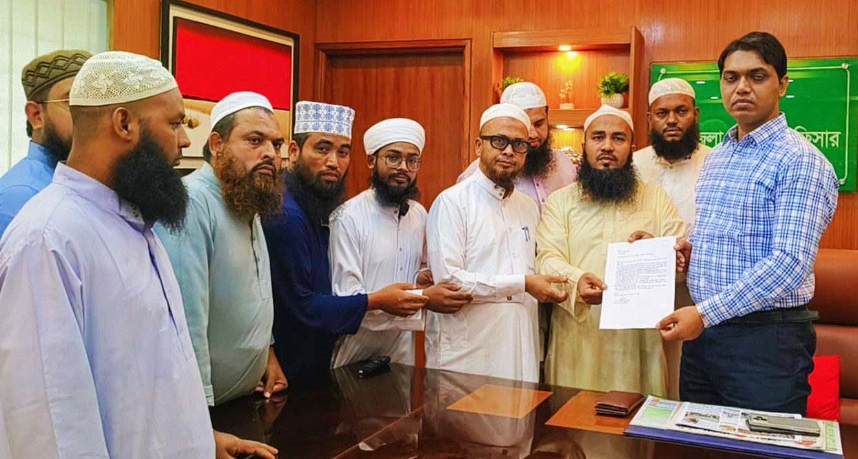 দেবিদ্বারে ইমামকে মারধর ও হেনস্তা: বিচারের দাবিতে ইউএনও’কে স্মারকলিপি