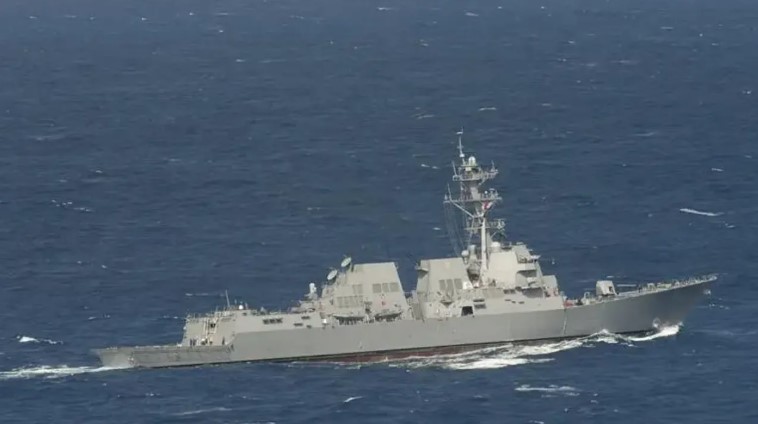 মার্কিন যুদ্ধজাহাজের পিছু নিল ইরান! হরমুজ প্রণালিতে মুখোমুখি দুই পরাশক্তি