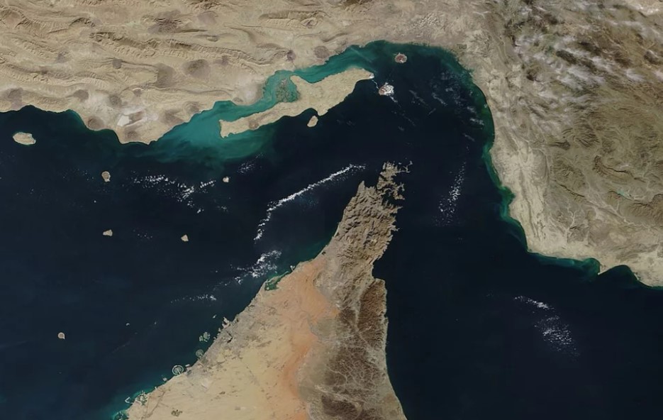 হরমুজ প্রণালিতে মুখোমুখি দুই পরাশক্তি: ট্রাম্পের নির্দেশে শুরু হলো বড় অভিযান