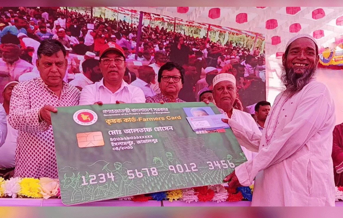 ২ মাসের মাথায় প্রতিশ্রুতি পূরণ: জামালপুরে কার্ড হাতে হাসি ফুটল চাষিদের 