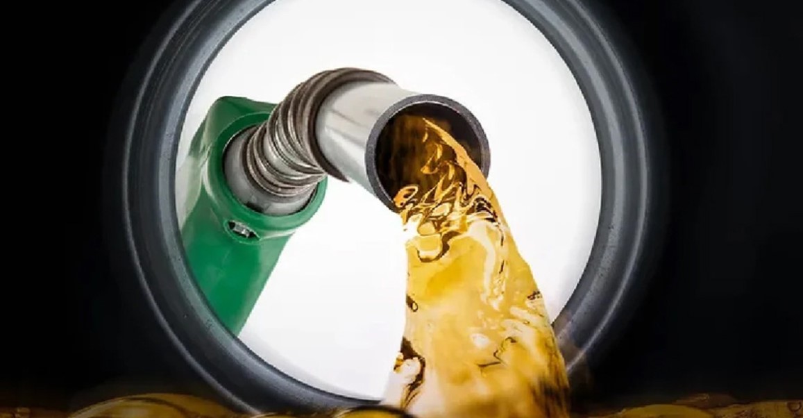 ট্রাম্পের এক ঘোষণা পাল্টে দিল চিত্র: তেলের বাজারে হঠাৎ বড় পতন!