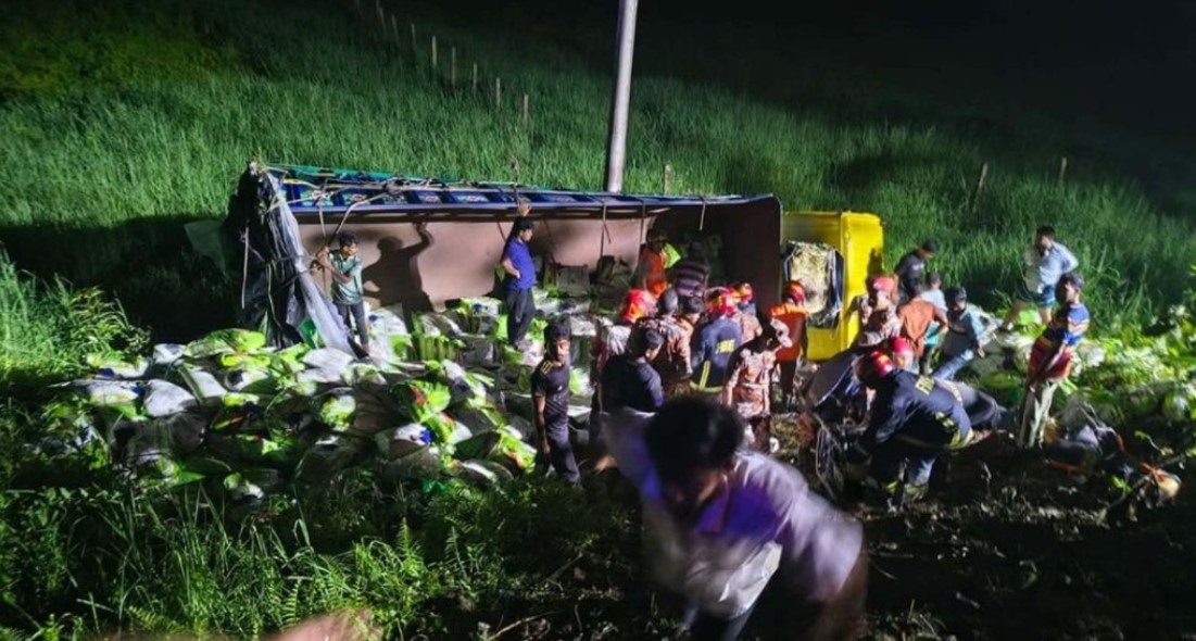 কুমিল্লা ট্রাক খাদে পড়ে নিহত ৭