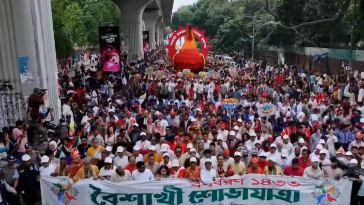 নতুন ভোরের প্রতীক ‘মোরগ’: চারুকলার শোভাযাত্রায় ফুটে উঠল আগামীর স্বপ্ন