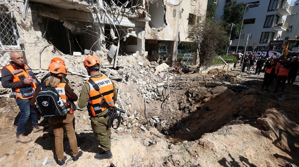 ইসরাইলে ১৩ লক্ষ্যবস্তুতে হিজবুল্লাহর হামলা