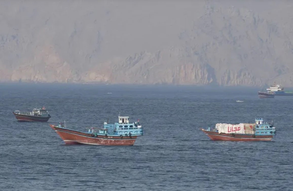 হরমুজ প্রণালি নিয়ে ট্রাম্পের দাবি কি ভুল? তেলের বাজারে আগুনের সংকেত