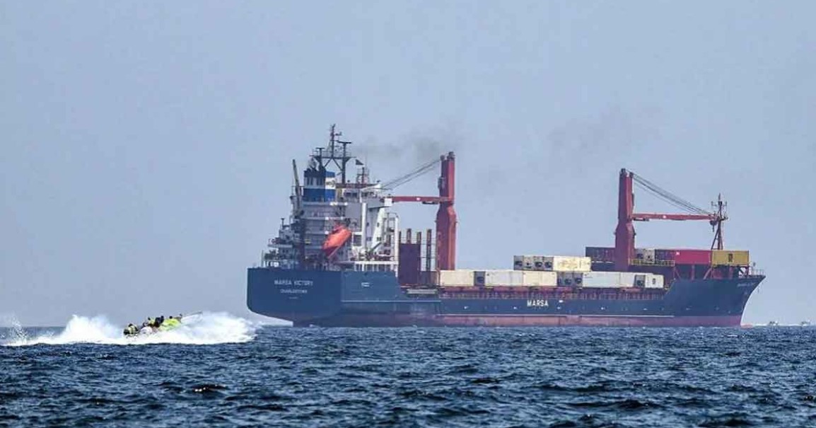 ইরানের উপকূলে বন্দি দুই জাহাজ! হরমুজ প্রণালিতে যুদ্ধের চরম উত্তেজনা