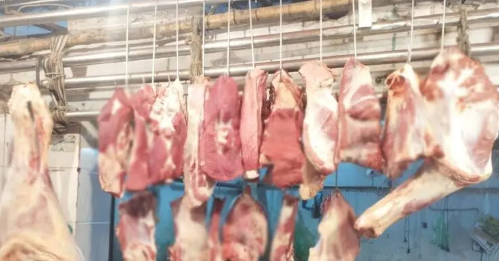 খুলনার বাজারে উত্তাপ: মুরগির পর এবার ৮০০ টাকায় ঠেকেছে গরুর মাংস