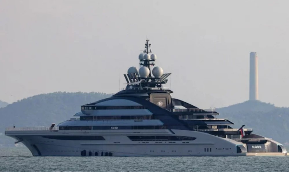 আমেরিকাকে বৃদ্ধাঙ্গুলি! অবরুদ্ধ হরমুজ প্রণালী দাপিয়ে বেড়াল রাশিয়ার সুপারইয়াট