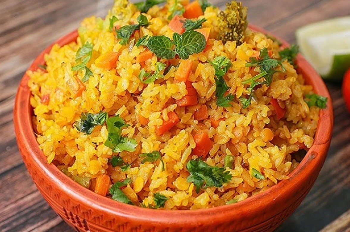 বৃষ্টির দিনে জম্পেশ আহার! জিভে জল আনা ‘আচারি মাংস খিচুড়ি’র সহজ রেসিপি