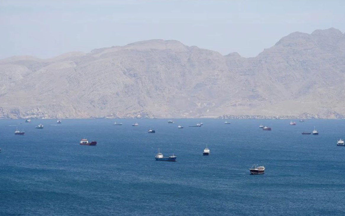 হরমুজে আটকা ২০ হাজার নাবিক: বিশ্ব অর্থনীতিতে মহাবিপর্যয়ের শঙ্কা