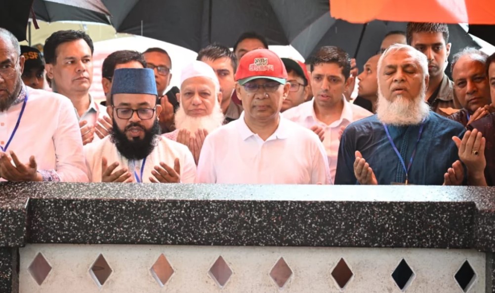 মুষলধারে বৃষ্টির মধ্যেই শাহজালালের দরগায় প্রধানমন্ত্রী তারেক রহমান