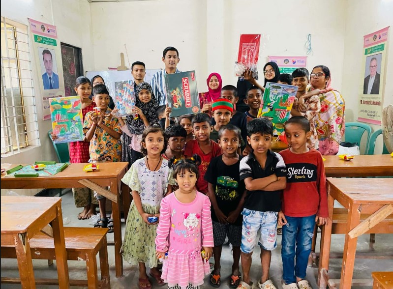 শতাধিক সুবিধাবঞ্চিত শিশুর মাঝে এমআরটি ক্লাবের খেলনা সামগ্রী বিতরণ
