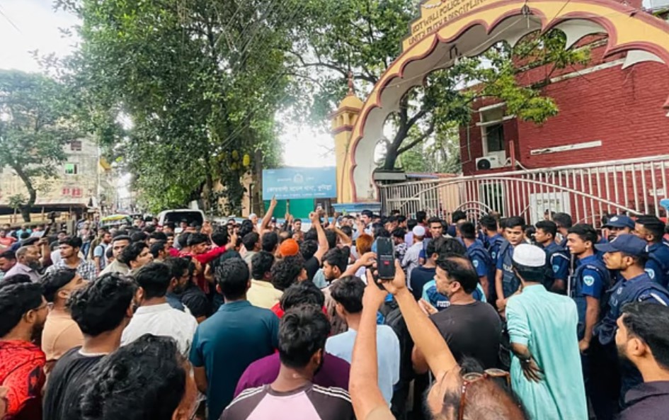 কুমিল্লায় বিএনপি নেতা রেজাউল কাইয়ুম আটক: থানা ঘেরাও ও বিক্ষোভে উত্তাল শহর