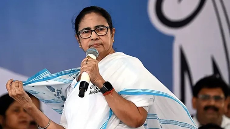 দুই দশকের আধিপত্যের অবসান: বিপুল ব্যবধানে হেরে বিদায় নিচ্ছেন মমতা