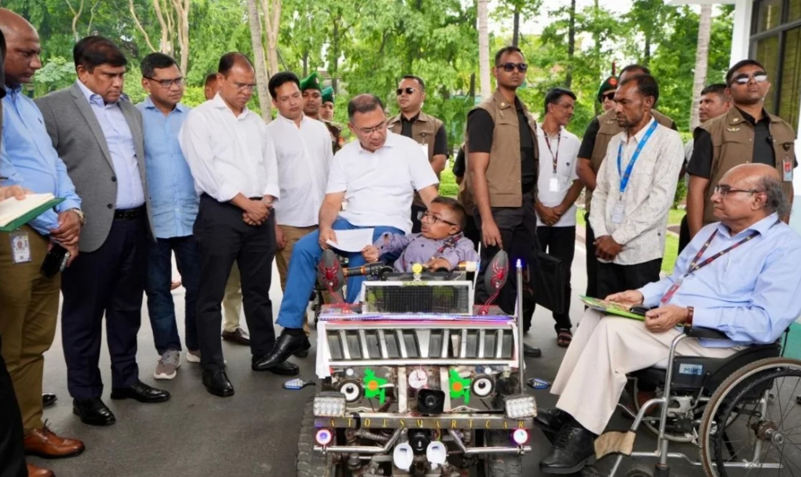 নিজের বানানো গাড়িতে প্রধানমন্ত্রীকে ঘুরিয়ে দেখালেন ১৭ বছরের তরুণ