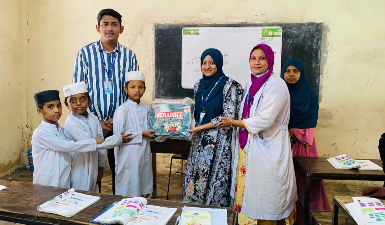 বোয়ালখালীতে সুবিধাবঞ্চিত শিশুদের পাশে এমআরটি ক্লাব: ক্রীড়া সামগ্রী বিতরণ