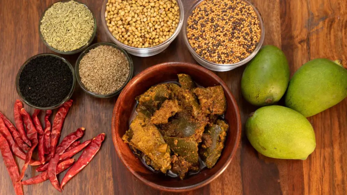 ঘরেই বানান মজাদার কাঁচা আমের ঝাল আচার