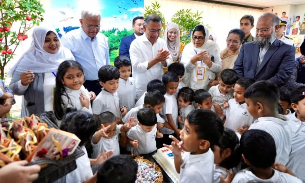 নিরাপত্তার কড়া দেয়াল ভাঙলেন প্রধানমন্ত্রী: তেজগাঁওয়ে শিশুদের মাঝে অন্য এক তারেক রহমান