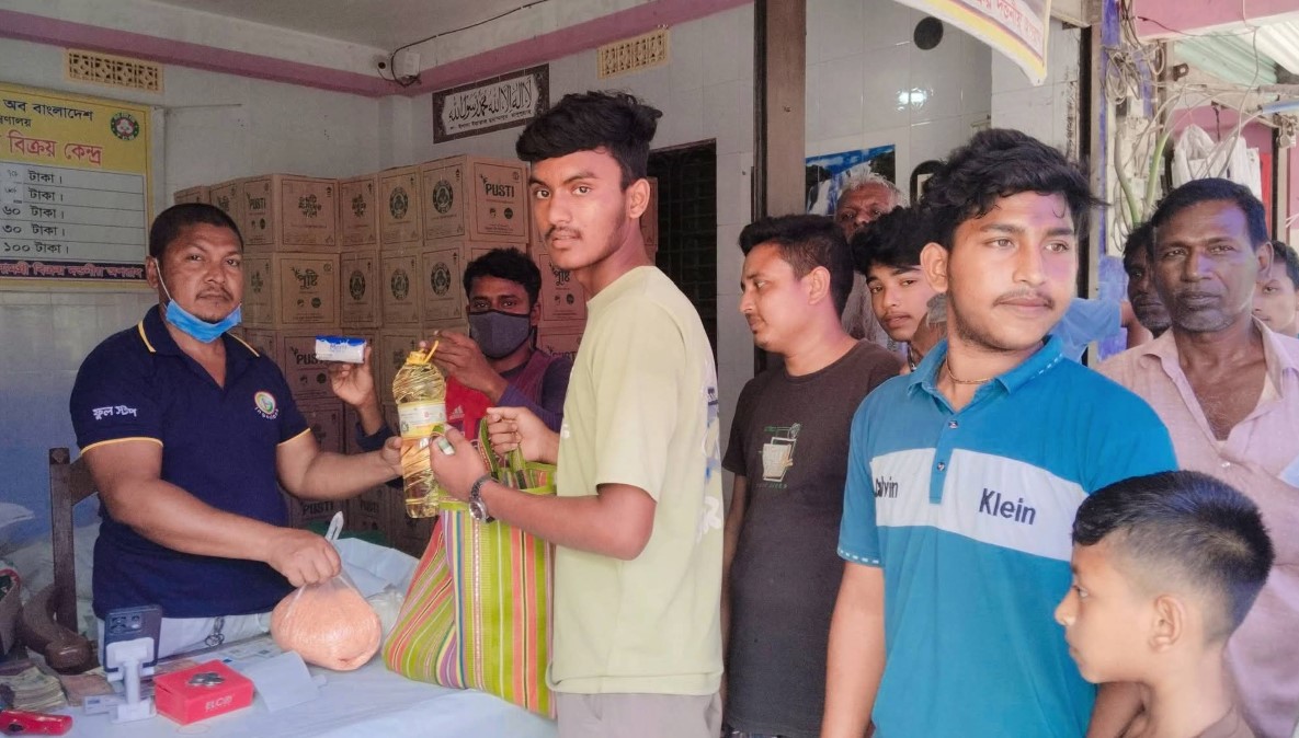 কালিগঞ্জে মাত্র ৫৪০ টাকায় চাল-ডাল-তেল-চিনির মেগা প্যাকেজ দিল টিসিবি
