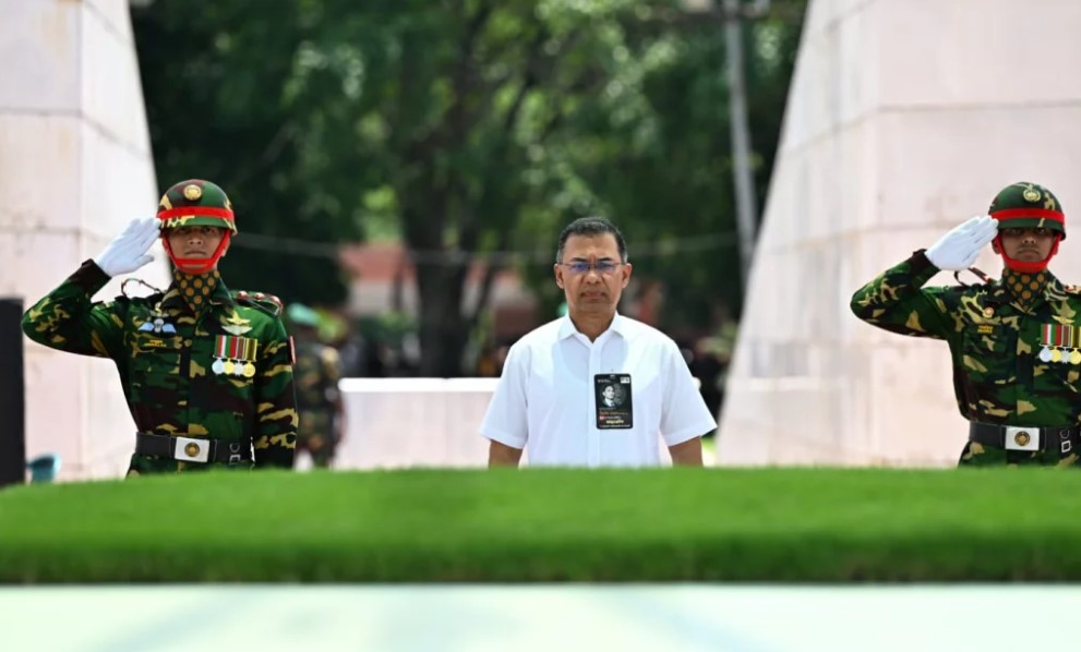 মির্জা ফখরুল ও স্বরাষ্ট্রমন্ত্রীসহ সরকারের শীর্ষ নেতাদের নিয়ে মাজার জিয়ারত প্রধানমন্ত্রীর