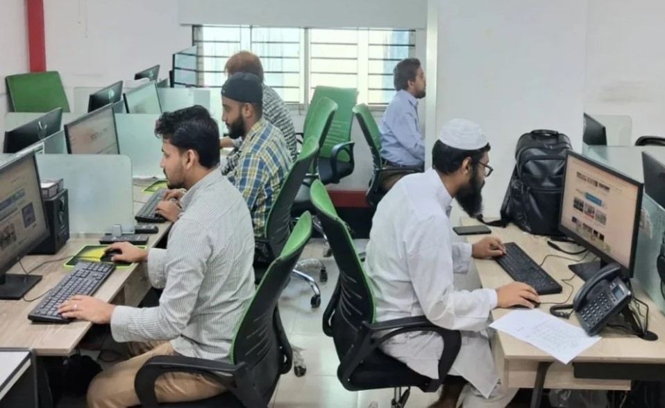 সোমবার থেকে নিয়মিত কাজের ছন্দে ফিরছে দেশ, কর্মস্থলে ফিরছেন লাখো চাকুরিজীবী