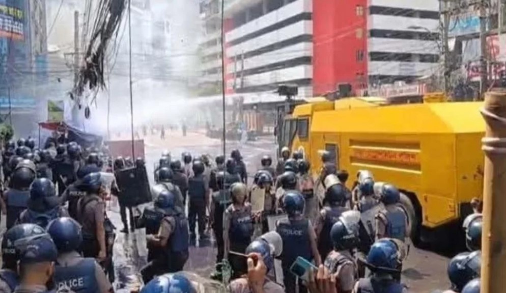 ইসলামী ব্যাংকের প্রধান কার্যালয় অবরুদ্ধ: পুলিশের অ্যাকশনে রণক্ষেত্র মতিঝিল